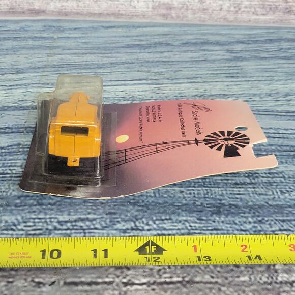 Vtg Scale Models 1/64 scale 1/64 Minneapolis Moline UDLX Comfort King Tractor - Picture 6 of 7